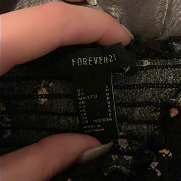 Forever 21 scrunch crop top. Looks brand new! 💫 - Picture 2 of 3